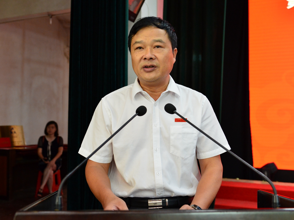 副校长伍自强教授宣读《关于表彰我校2016―2017学年度获得各类荣誉的