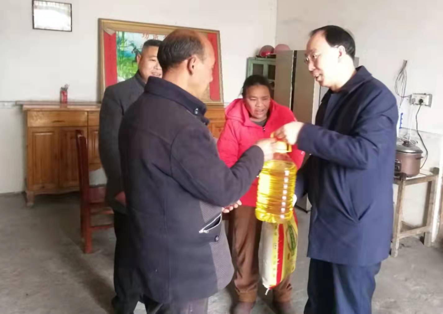 校党委书记杨斌一行到校驻点村考察指导乡村振兴工作