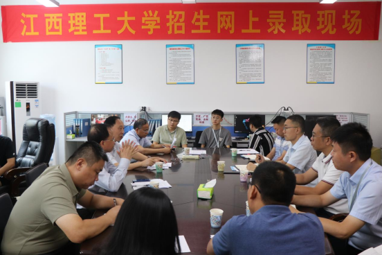 校领导深入本科网上招生录取现场指导工作