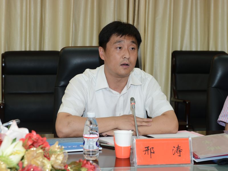 工信部人事教育司教育处处长邢涛在会上讲话