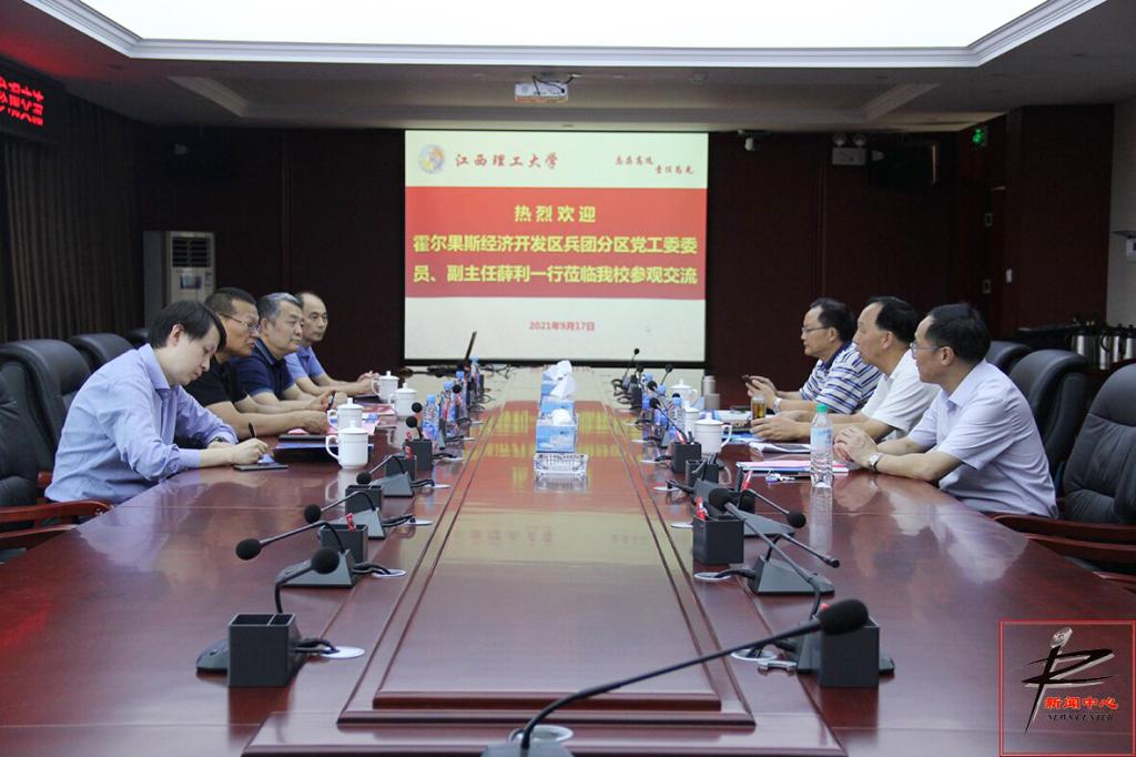 霍尔果斯经济开发区兵团分区党工委委员、副主任薛利一行来校洽谈合作