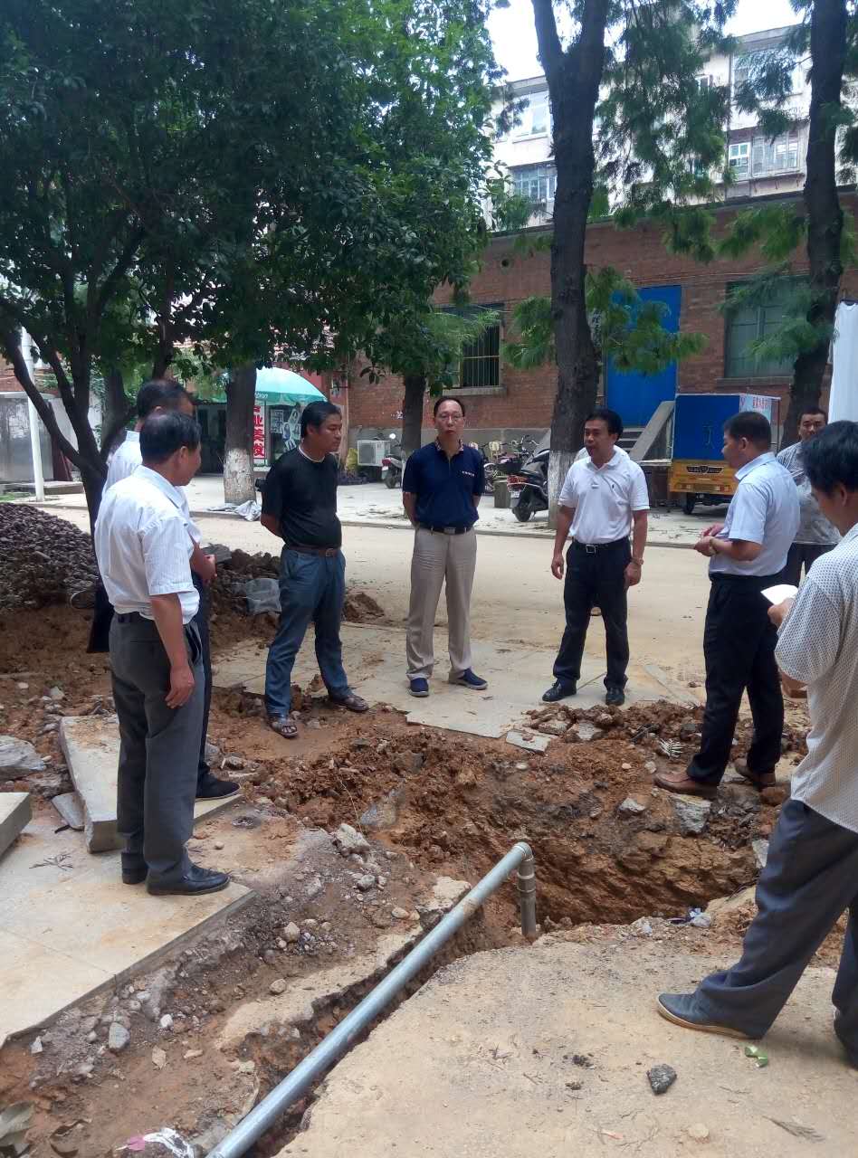 现场本网讯(黄谷谷)9月5日下午,校长杨斌,副校长何舜平组织督评中心