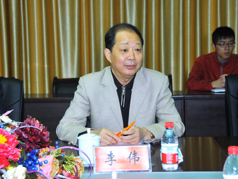 赣州市政协常委李伟在会上讲话