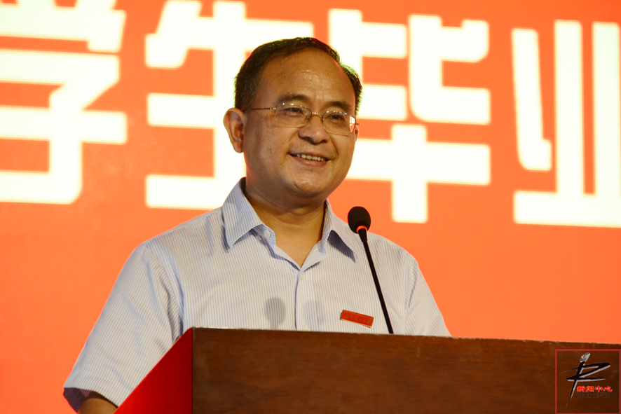 副校长李国金宣读校长杨斌致词